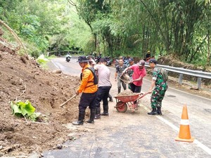 Tebing 25 Meter Longsor Tutup Sebagian Jalan Nasional Trenggalek-Pacitan