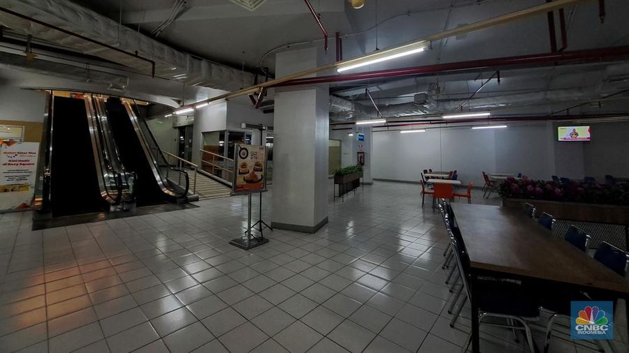 Suasana sepi pusat perbelanjaan Roxy Square di Jakarta, Rabu (11/12/2024). Roxy Square yang terkenal dengan pusat penjualan barang elektronik kuhusunya handphone dan aksesosris kini nampak sepi pengunjung. (CNBC Indonesia/Faisal Rahman)