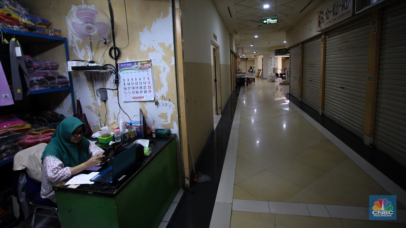 Suasana sepi pusat perbelanjaan Roxy Square di Jakarta, Rabu (11/12/2024). Roxy Square yang terkenal dengan pusat penjualan barang elektronik kuhusunya handphone dan aksesosris kini nampak sepi pengunjung. (CNBC Indonesia/Faisal Rahman)