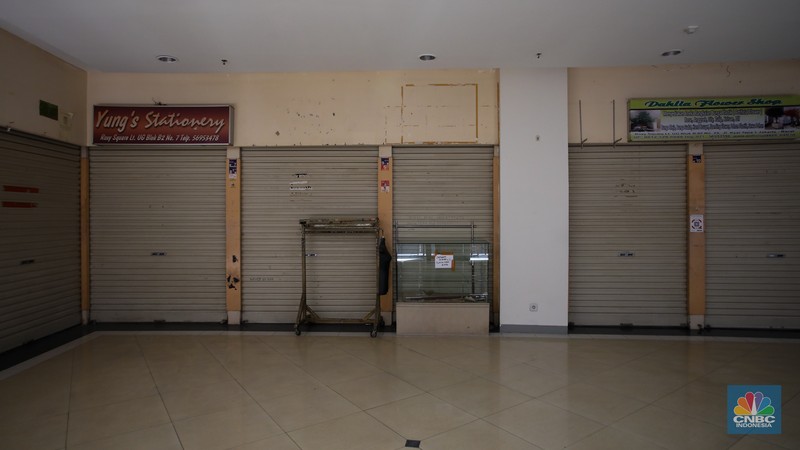 Suasana sepi pusat perbelanjaan Roxy Square di Jakarta, Rabu (11/12/2024). Roxy Square yang terkenal dengan pusat penjualan barang elektronik kuhusunya handphone dan aksesosris kini nampak sepi pengunjung. (CNBC Indonesia/Faisal Rahman) Suasana sepi pusat perbelanjaan Roxy Square di Jakarta, Rabu (11/12/2024). Roxy Square yang terkenal dengan pusat penjualan barang elektronik kuhusunya handphone dan aksesosris kini nampak sepi pengunjung. (CNBC Indonesia/Faisal Rahman)