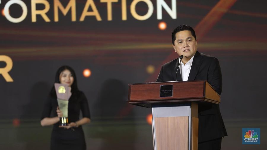 Menteri BUMN, Erick Thohir menerima penghargaan kategori Game Changer in SOEs Business & Transformation dalam CNBC Indonesia Awards 2024 di The Westin, Jakarta Selatan, Rabu (11/12/2024). (CNBC Indonesia/Tri Susilo)