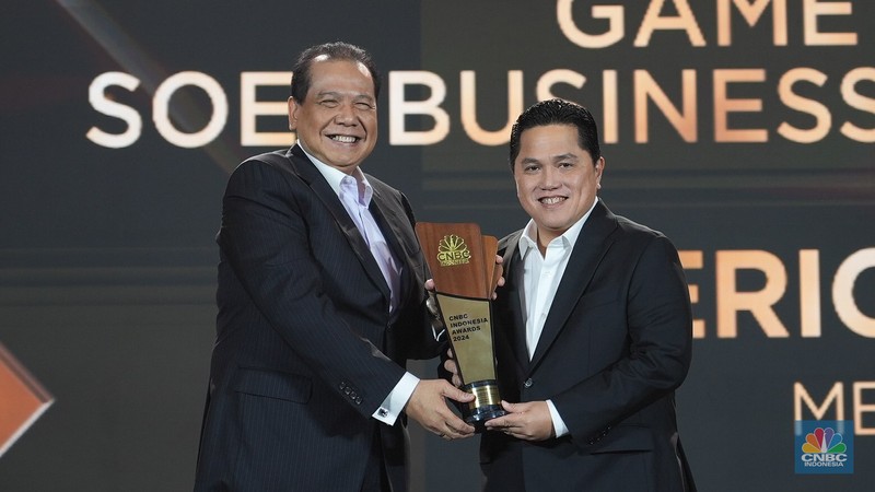 Menteri BUMN, Erick Thohir menerima penghargaan kategori Game Changer in SOEs Business & Transformation dalam CNBC Indonesia Awards 2024 di The Westin, Jakarta Selatan, Rabu (11/12/2024). Menteri BUMN, Erick Thohir menerima penghargaan kategori Game Changer in SOEs Business & Transformation dalam CNBC Indonesia Awards 2024 di The Westin, Jakarta Selatan, Rabu (11/12/2024). (CNBC Indonesia/Muhammad Sabki)