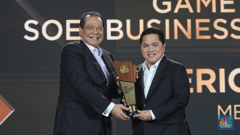 Menteri BUMN, Erick Thohir menerima penghargaan kategori Game Changer in SOEs Business & Transformation dalam CNBC Indonesia Awards 2024 di The Westin, Jakarta Selatan, Rabu (11/12/2024). (CNBC Indonesia/Muhammad Sabki)