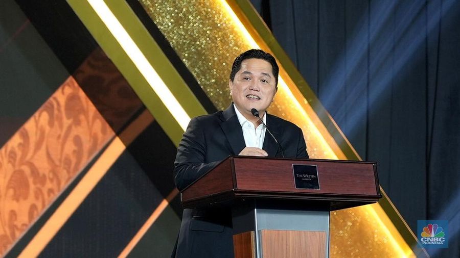 Menteri BUMN, Erick Thohir menerima penghargaan kategori Game Changer in SOEs Business & Transformation dalam CNBC Indonesia Awards 2024 di The Westin, Jakarta Selatan, Rabu (11/12/2024). (CNBC Indonesia/Muhammad Sabki)