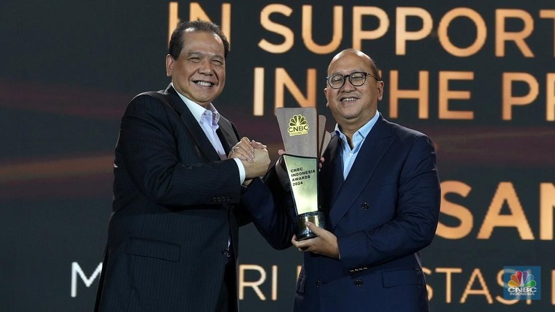 Menteri BUMN, Erick Thohir menerima penghargaan kategori Game Changer in SOEs Business & Transformation dalam CNBC Indonesia Awards 2024 di The Westin, Jakarta Selatan, Rabu (11/12/2024). (CNBC Indonesia/Muhammad Sabki)