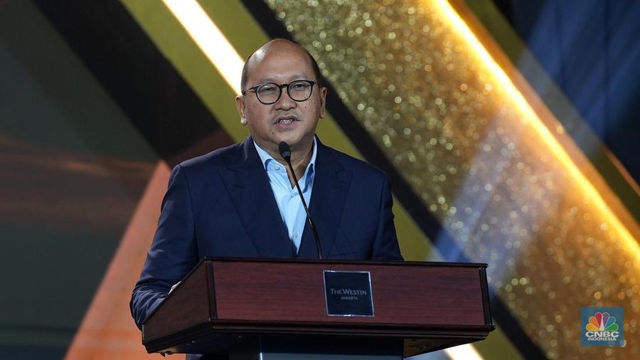 Menteri Investasi dan Hilirisasi/Kepala BKPM, Rosan Roeslani menerima penghargaan kategori Outstanding Achievements in Supporting Investment in The Private Sector dalam acara CNBC Indonesia Awards 2024 di The Westin, Jakarta Selatan, Rabu (11/12/2024). (CNBC Indonesia/Muhammad Sabki)