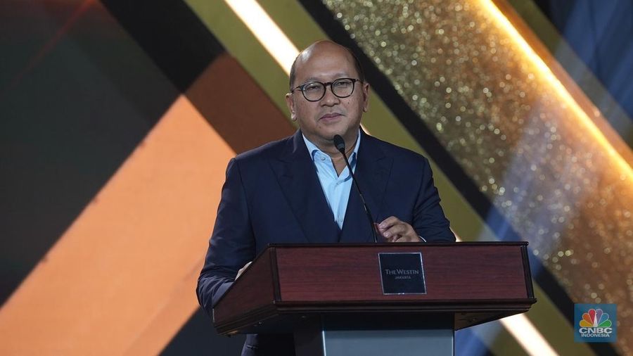 Menteri Investasi dan Hilirisasi/Kepala BKPM, Rosan Roeslani menerima penghargaan kategori Outstanding Achievements in Supporting Investment in The Private Sector dalam acara CNBC Indonesia Awards 2024 di The Westin, Jakarta Selatan, Rabu (11/12/2024). (CNBC Indonesia/Muhammad Sabki)
