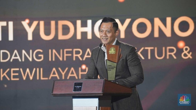 Menteri BUMN, Erick Thohir menerima penghargaan kategori Game Changer in SOEs Business & Transformation dalam CNBC Indonesia Awards 2024 di The Westin, Jakarta Selatan, Rabu (11/12/2024). (CNBC Indonesia/Muhammad Sabki)