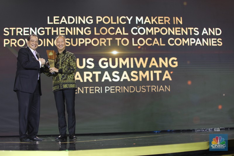 Menteri BUMN, Erick Thohir menerima penghargaan kategori Game Changer in SOEs Business & Transformation dalam CNBC Indonesia Awards 2024 di The Westin, Jakarta Selatan, Rabu (11/12/2024). (CNBC Indonesia/Muhammad Sabki)
