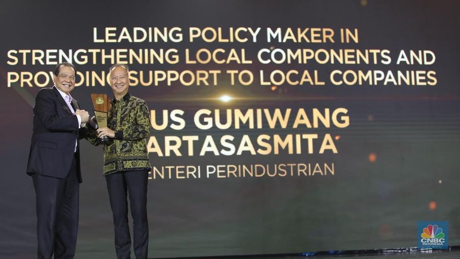 Menteri BUMN, Erick Thohir menerima penghargaan kategori Game Changer in SOEs Business & Transformation dalam CNBC Indonesia Awards 2024 di The Westin, Jakarta Selatan, Rabu (11/12/2024). (CNBC Indonesia/Muhammad Sabki)