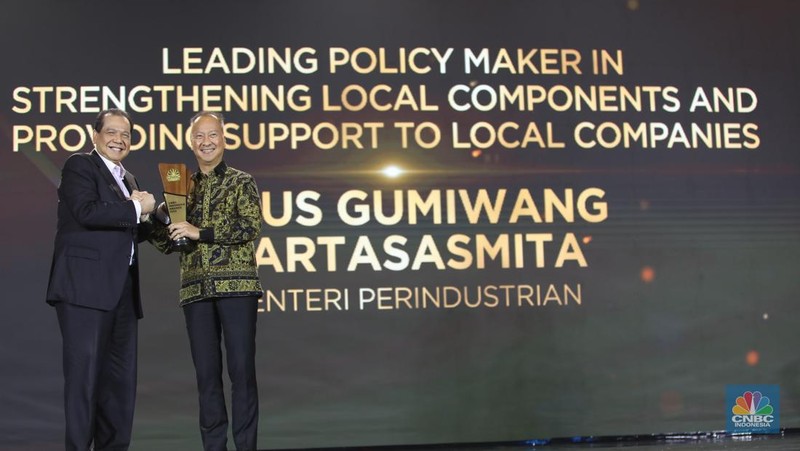 Menteri BUMN, Erick Thohir menerima penghargaan kategori Game Changer in SOEs Business & Transformation dalam CNBC Indonesia Awards 2024 di The Westin, Jakarta Selatan, Rabu (11/12/2024). (CNBC Indonesia/Muhammad Sabki)