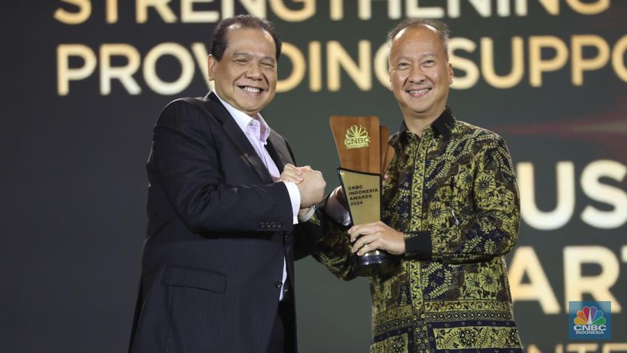 Menteri Perindustrian, Agus Gumiwang Kartasasmita menerima penghargaan kategori Leading Policy Maker in Strengthening Local Components and Providing Support to Local Companies dalam CNBC Indonesia Awards 2024 di The Westin, Jakarta Selatan, Rabu (11/12/2024). (CNBC Indonesia/Tri Susilo)