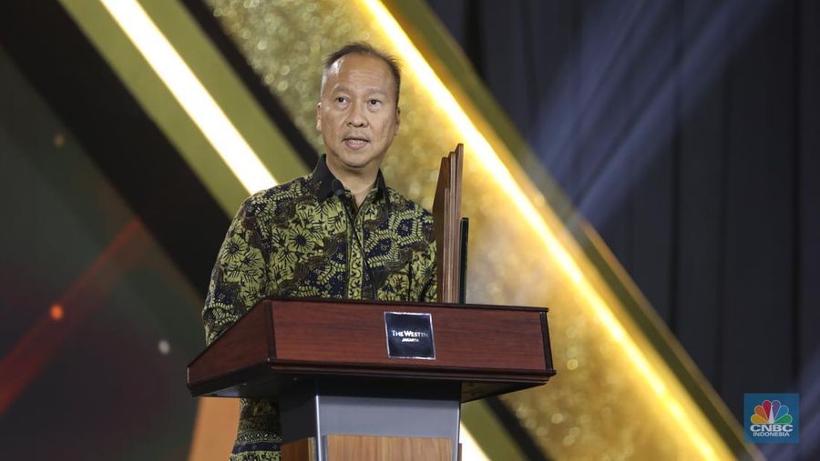 Menteri Perindustrian, Agus Gumiwang Kartasasmita menerima penghargaan kategori Leading Policy Maker in Strengthening Local Components and Providing Support to Local Companies dalam CNBC Indonesia Awards 2024 di The Westin, Jakarta Selatan, Rabu (11/12/2024). (CNBC Indonesia/Tri Susilo)