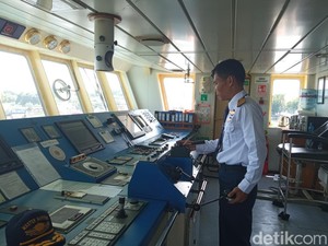 Tantangan Ateng Saat Nahkodai Kapal Geomarin III di Tengah Laut