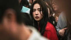 Asmara Jisoo dan Park Jung Min Diserang Zombie di Teaser Newtopia