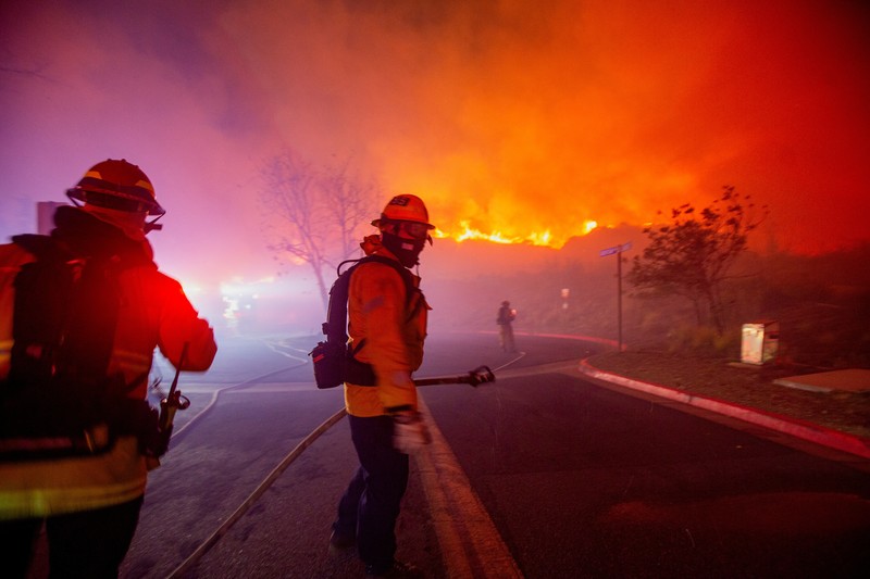 Petugas pemadam kebakaran menyaksikan Kebakaran Franklin berkobar di Malibu, California, AS, 10 Desember 2024. (REUTERS/Ringo Chiu)