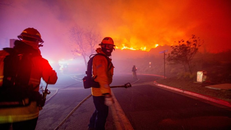 Petugas pemadam kebakaran menyaksikan Kebakaran Franklin berkobar di Malibu, California, AS, 10 Desember 2024. (REUTERS/Ringo Chiu)