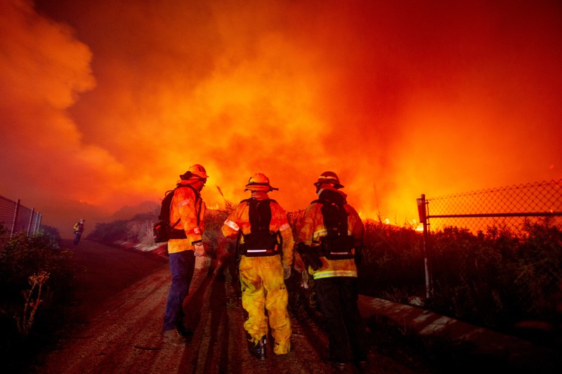 Petugas pemadam kebakaran menyaksikan Kebakaran Franklin berkobar di Malibu, California, AS, 10 Desember 2024. (REUTERS/Ringo Chiu)