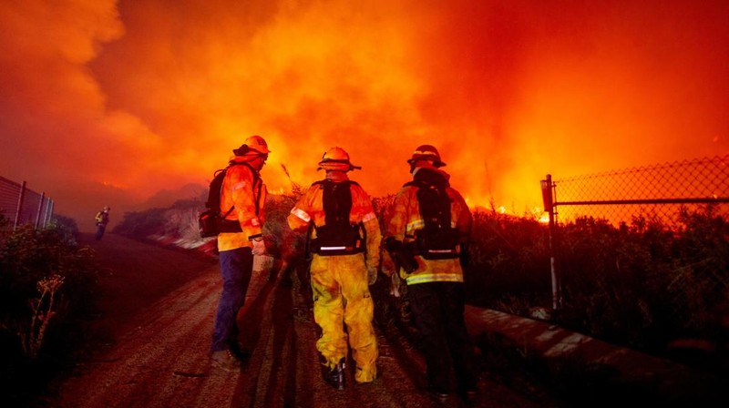 Petugas pemadam kebakaran menyaksikan Kebakaran Franklin berkobar di Malibu, California, AS, 10 Desember 2024. (REUTERS/Ringo Chiu)