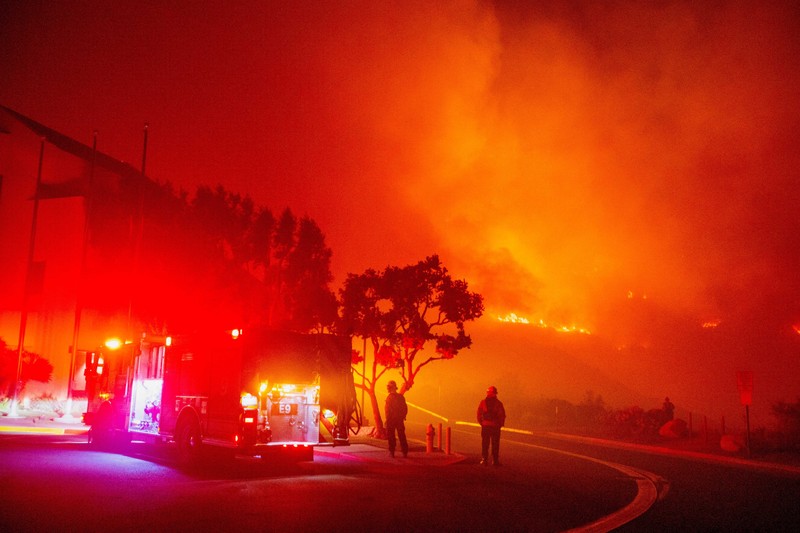 Petugas pemadam kebakaran menyaksikan Kebakaran Franklin berkobar di Malibu, California, AS, 10 Desember 2024. Petugas pemadam kebakaran menyaksikan Kebakaran Franklin berkobar di Malibu, California, AS, 10 Desember 2024. (REUTERS/Ringo Chiu)