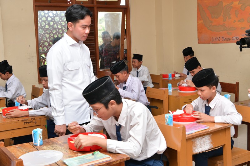 Wakil Presiden Gibran Rakabuming mengunjungi Pondok Pesantren Muhammadiyah Boarding School (MBS) Ki Bagus Hadikusumo 2 di Bogor pada Rabu (11/12/2024) untuk memperkuat pendidikan kesiapsiagaan bencana bagi generasi muda. (Dok. Sekretariat Wakil Presiden)