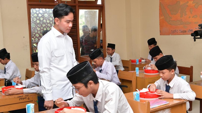 Wakil Presiden Gibran Rakabuming mengunjungi Pondok Pesantren Muhammadiyah Boarding School (MBS) Ki Bagus Hadikusumo 2 di Bogor pada Rabu (11/12/2024) untuk memperkuat pendidikan kesiapsiagaan bencana bagi generasi muda. (Dok. Sekretariat Wakil Presiden)