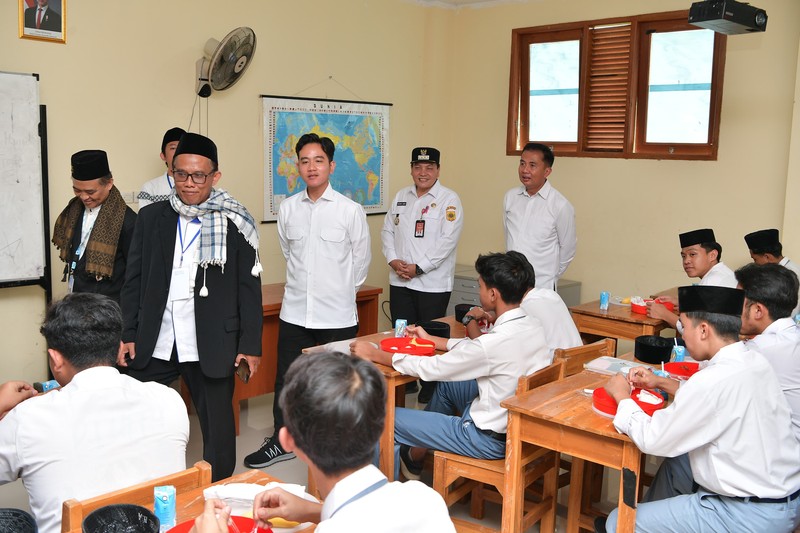 Wakil Presiden Gibran Rakabuming mengunjungi Pondok Pesantren Muhammadiyah Boarding School (MBS) Ki Bagus Hadikusumo 2 di Bogor pada Rabu (11/12/2024) untuk memperkuat pendidikan kesiapsiagaan bencana bagi generasi muda. Wakil Presiden Gibran Rakabuming mengunjungi Pondok Pesantren Muhammadiyah Boarding School (MBS) Ki Bagus Hadikusumo 2 di Bogor pada Rabu (11/12/2024) untuk memperkuat pendidikan kesiapsiagaan bencana bagi generasi muda. (Dok. Sekretariat Wakil Presiden)