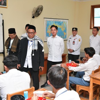Potret Wapres Gibran Blusukan, Simulasi Mitigasi Bencana-Makan Bergizi