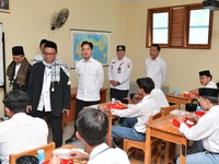 Potret Wapres Gibran Blusukan, Simulasi Mitigasi Bencana-Makan Bergizi