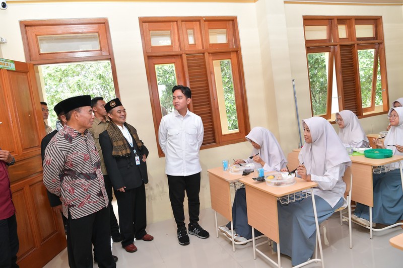 Wakil Presiden Gibran Rakabuming mengunjungi Pondok Pesantren Muhammadiyah Boarding School (MBS) Ki Bagus Hadikusumo 2 di Bogor pada Rabu (11/12/2024) untuk memperkuat pendidikan kesiapsiagaan bencana bagi generasi muda. (Dok. Sekretariat Wakil Presiden)