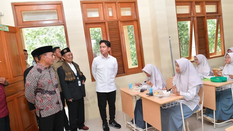 Wakil Presiden Gibran Rakabuming mengunjungi Pondok Pesantren Muhammadiyah Boarding School (MBS) Ki Bagus Hadikusumo 2 di Bogor pada Rabu (11/12/2024) untuk memperkuat pendidikan kesiapsiagaan bencana bagi generasi muda. (Dok. Sekretariat Wakil Presiden)