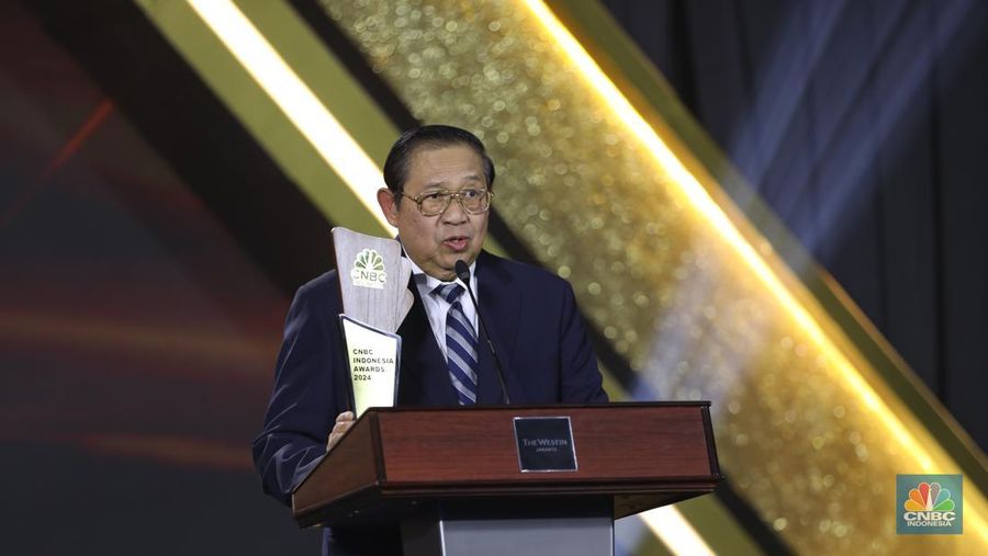 Presiden Ke-6 RI, Susilo Bambang Yudhoyono menerima penghargaan Lifetime Achievement dalam acara CNBC Indonesia Awards 2024 di The Westin, Jakarta Selatan, Rabu (11/12/2024). (CNBC Indonesia/Tri Susilo)