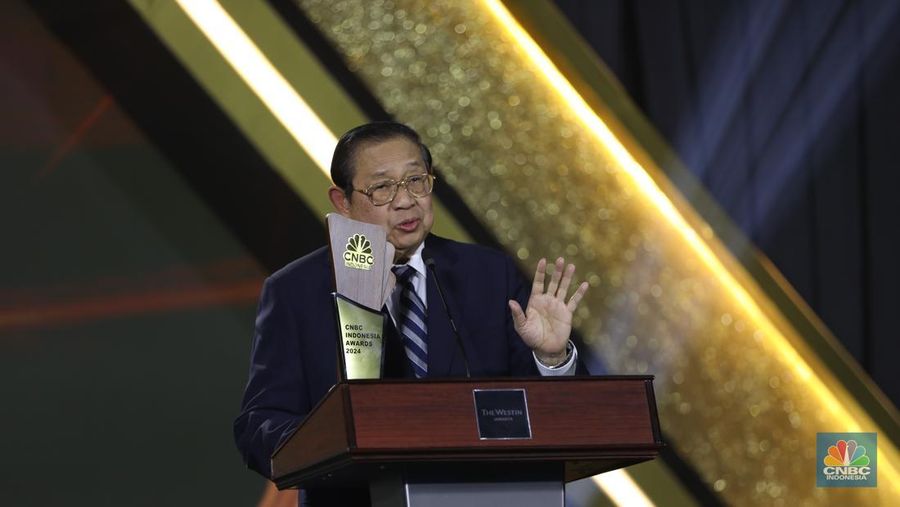 Presiden Ke-6 RI, Susilo Bambang Yudhoyono menerima penghargaan Lifetime Achievement dalam acara CNBC Indonesia Awards 2024 di The Westin, Jakarta Selatan, Rabu (11/12/2024). (CNBC Indonesia/Tri Susilo)