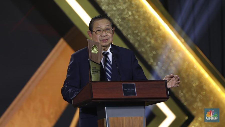 Presiden Ke-6 RI, Susilo Bambang Yudhoyono menerima penghargaan Lifetime Achievement dalam acara CNBC Indonesia Awards 2024 di The Westin, Jakarta Selatan, Rabu (11/12/2024). (CNBC Indonesia/Tri Susilo)