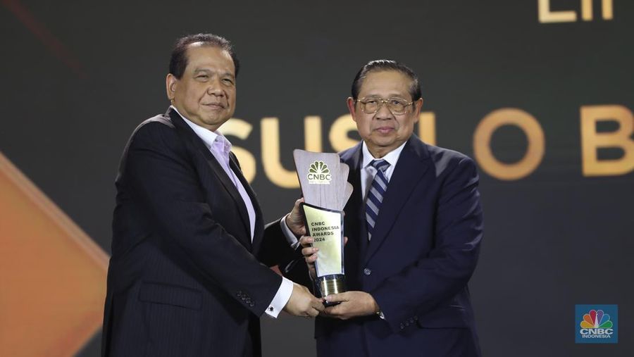 Presiden Ke-6 RI, Susilo Bambang Yudhoyono menerima penghargaan Lifetime Achievement dalam acara CNBC Indonesia Awards 2024 di The Westin, Jakarta Selatan, Rabu (11/12/2024). (CNBC Indonesia/Tri Susilo)