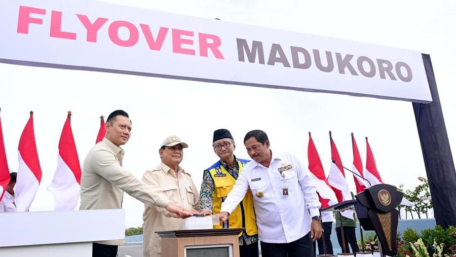 Presiden Prabowo Subianto didampingi Menteri Pekerjaan Umum (PU) Dody Hanggodo, Menteri Koordinator Bidang Infrastruktur dan Pembangunan Kewilayahan Agus Harimurti Yudhoyono, Sekretaris Kabinet Teddy Indra Wijaya, dan Pj Gubernur Jawa Tengah Nana Sudjana meresmikan Flyover Madukoro di Jalan Arteri Yos Sudarso, Kota Semarang, Jawa Tengah, Rabu (11/12/2024). (Dok Kementerian PU)