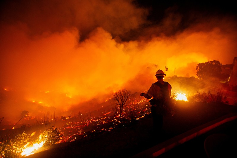Petugas pemadam kebakaran menyaksikan Kebakaran Franklin berkobar di Malibu, California, AS, 10 Desember 2024. (REUTERS/Ringo Chiu)