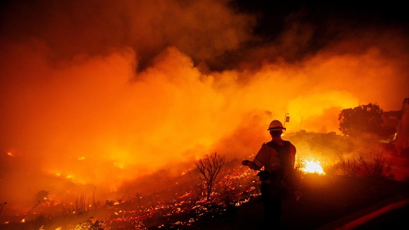 Petugas pemadam kebakaran menyaksikan Kebakaran Franklin berkobar di Malibu, California, AS, 10 Desember 2024. (REUTERS/Ringo Chiu)