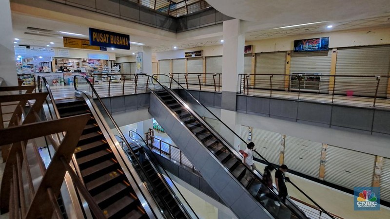 Suasana sepi pusat perbelanjaan Roxy Square di Jakarta, Rabu (11/12/2024). Roxy Square yang terkenal dengan pusat penjualan barang elektronik kuhusunya handphone dan aksesosris kini nampak sepi pengunjung. (CNBC Indonesia/Faisal Rahman)