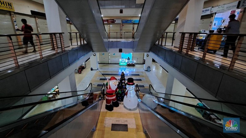 Suasana sepi pusat perbelanjaan Roxy Square di Jakarta, Rabu (11/12/2024). Roxy Square yang terkenal dengan pusat penjualan barang elektronik kuhusunya handphone dan aksesosris kini nampak sepi pengunjung. (CNBC Indonesia/Faisal Rahman)