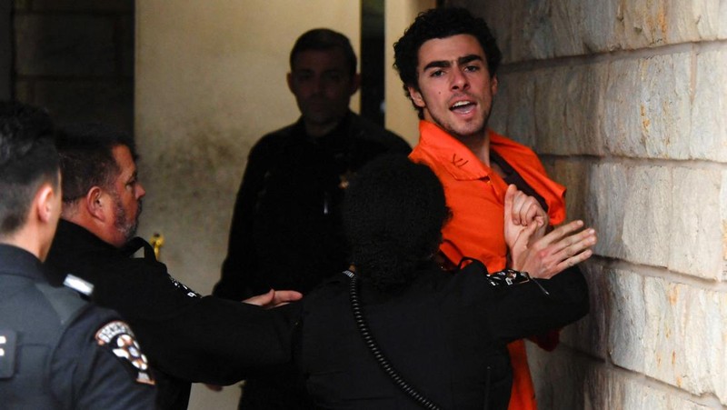 Luigi Mangione, 26, a suspect in the New York City killing of UnitedHealth executive Brian Thompson, arrives for an extradition hearing at Blair County Court House in Hollidaysburg, Pennsylvania, U.S. December 10, 2024.  REUTERS/Matthew Hatcher