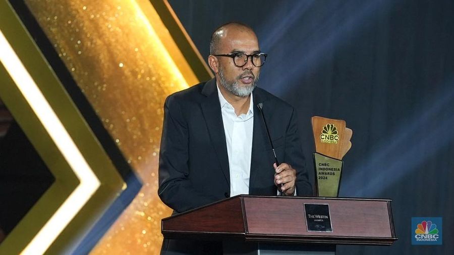 VP Government Relations PT Freeport Indonesia, Harry Pancasakti menerima penghargaan kategori Best Integrated Mining Company dalam CNBC Indonesia Awards 2024 di The Westin, Jakarta Selatan, Rabu (11/12/2024). (CNBC Indonesia/Muhammad Sabki)