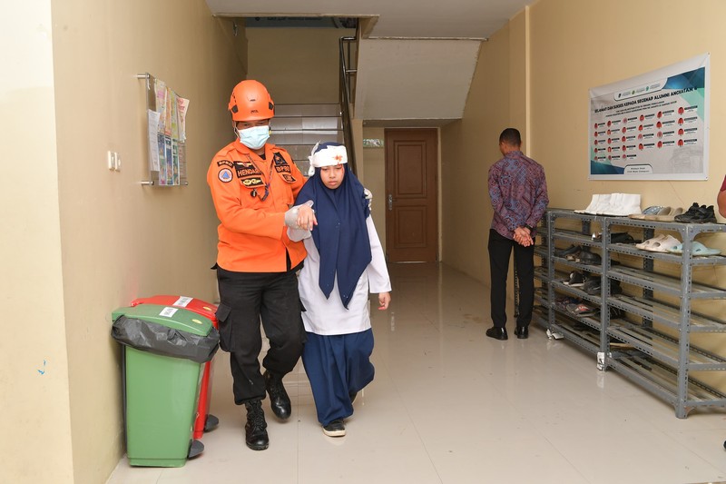 Wakil Presiden Gibran Rakabuming mengunjungi Pondok Pesantren Muhammadiyah Boarding School (MBS) Ki Bagus Hadikusumo 2 di Bogor pada Rabu (11/12/2024) untuk memperkuat pendidikan kesiapsiagaan bencana bagi generasi muda. (Dok. Sekretariat Wakil Presiden)