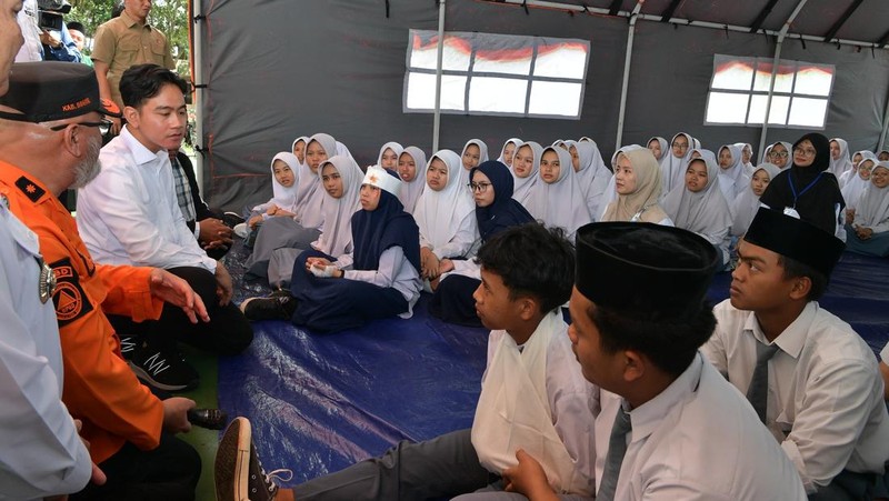 Wakil Presiden Gibran Rakabuming mengunjungi Pondok Pesantren Muhammadiyah Boarding School (MBS) Ki Bagus Hadikusumo 2 di Bogor pada Rabu (11/12/2024) untuk memperkuat pendidikan kesiapsiagaan bencana bagi generasi muda. (Dok. Sekretariat Wakil Presiden)