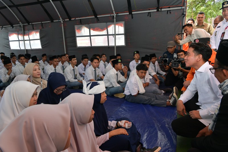 Wakil Presiden Gibran Rakabuming mengunjungi Pondok Pesantren Muhammadiyah Boarding School (MBS) Ki Bagus Hadikusumo 2 di Bogor pada Rabu (11/12/2024) untuk memperkuat pendidikan kesiapsiagaan bencana bagi generasi muda. Wakil Presiden Gibran Rakabuming mengunjungi Pondok Pesantren Muhammadiyah Boarding School (MBS) Ki Bagus Hadikusumo 2 di Bogor pada Rabu (11/12/2024) untuk memperkuat pendidikan kesiapsiagaan bencana bagi generasi muda. (Dok. Sekretariat Wakil Presiden)