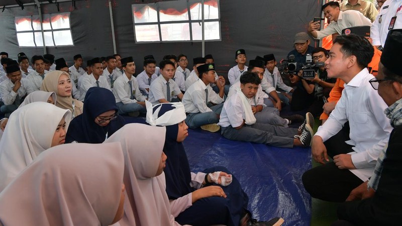 Wakil Presiden Gibran Rakabuming mengunjungi Pondok Pesantren Muhammadiyah Boarding School (MBS) Ki Bagus Hadikusumo 2 di Bogor pada Rabu (11/12/2024) untuk memperkuat pendidikan kesiapsiagaan bencana bagi generasi muda. (Dok. Sekretariat Wakil Presiden)