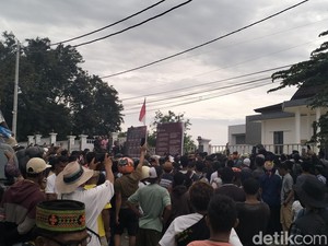 Demo Pendukung Mario-Richard di KPU Manggarai Barat Berujung Ricuh