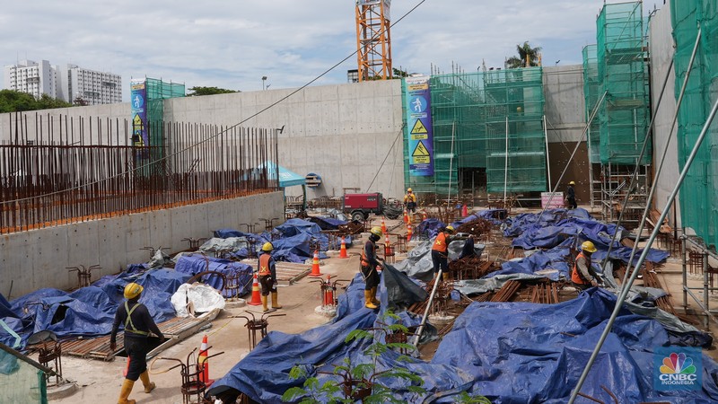 Aktivitas pekerja di proyek Jakarta Sewerage Development Project (JSDP) Zone 1 di Pluit, Jakarta, Kamis, (12/12/2024). (CNBC Indonesia/Muhammad Sabki)