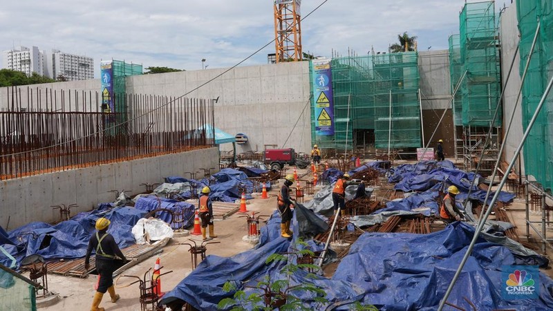 Aktivitas pekerja di proyek Jakarta Sewerage Development Project (JSDP) Zone 1 di Pluit, Jakarta, Kamis, (12/12/2024). (CNBC Indonesia/Muhammad Sabki)
