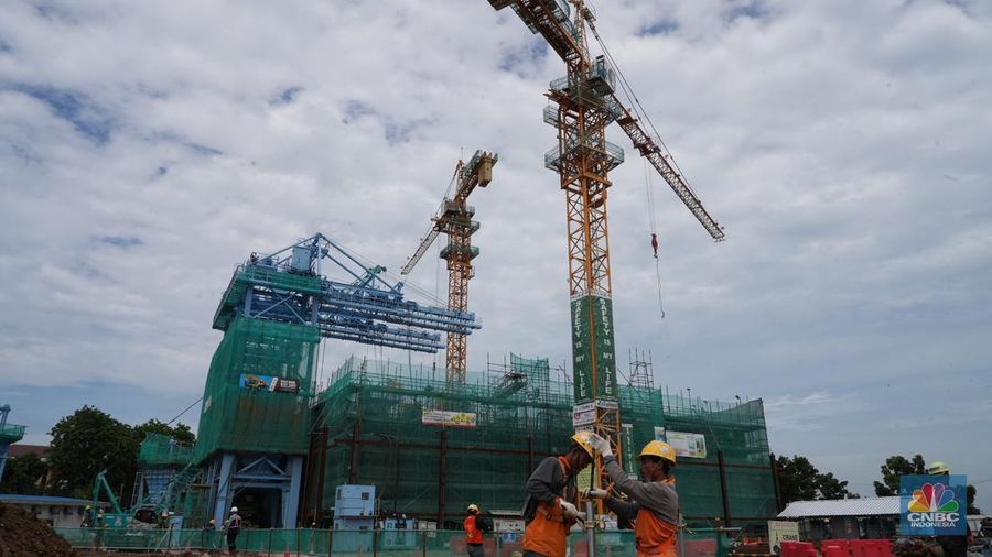 Aktivitas pekerja di proyek Jakarta Sewerage Development Project (JSDP) Zone 1 di Pluit, Jakarta, Kamis, (12/12/2024). (CNBC Indonesia/Muhammad Sabki)
